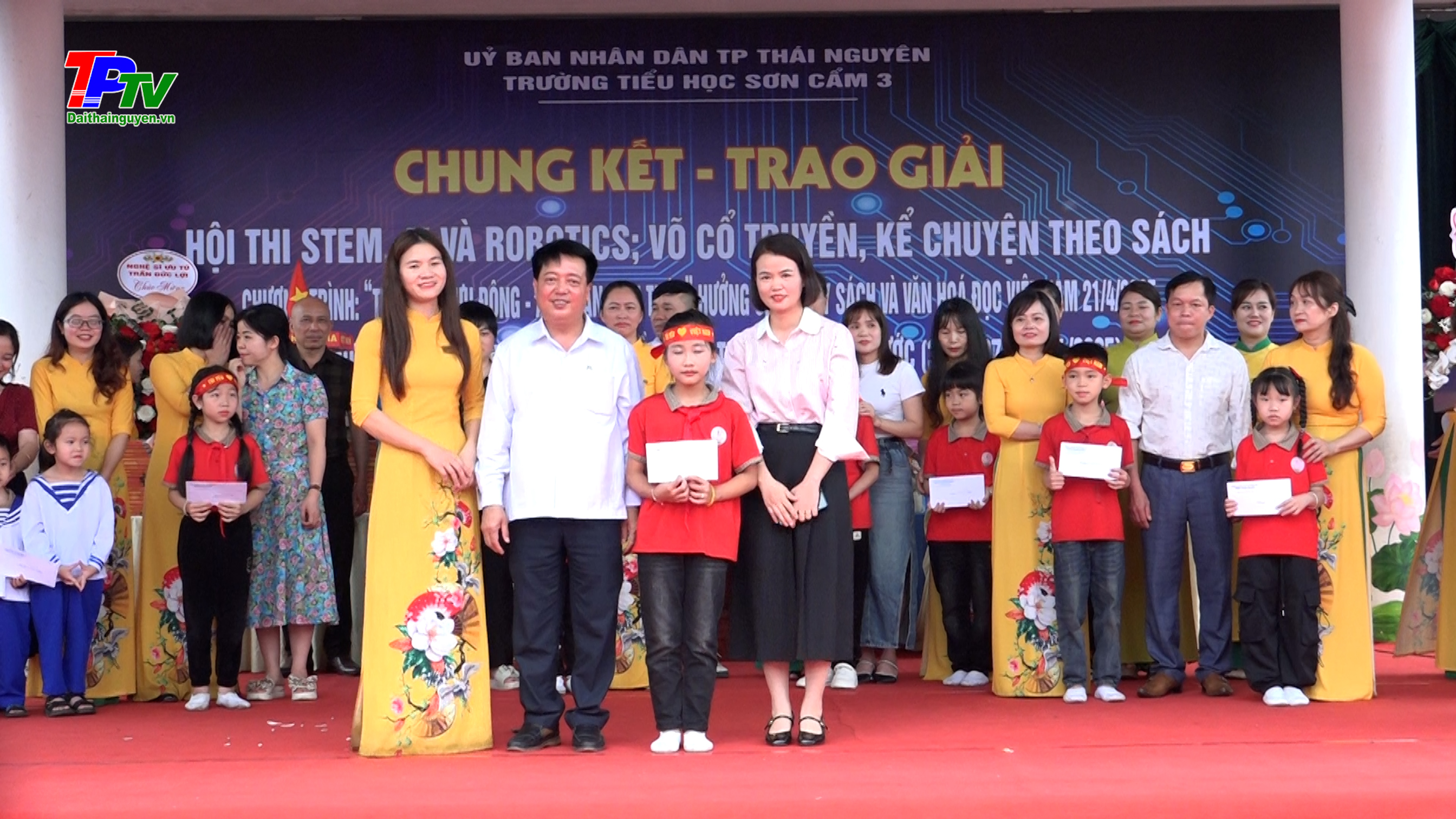 Trường Tiểu học Sơn Cẩm: Trao 38 giải ở các nội dung STEM, AI và ROBOTICS; Võ cổ truyền; Thi kể chuyện theo sách.