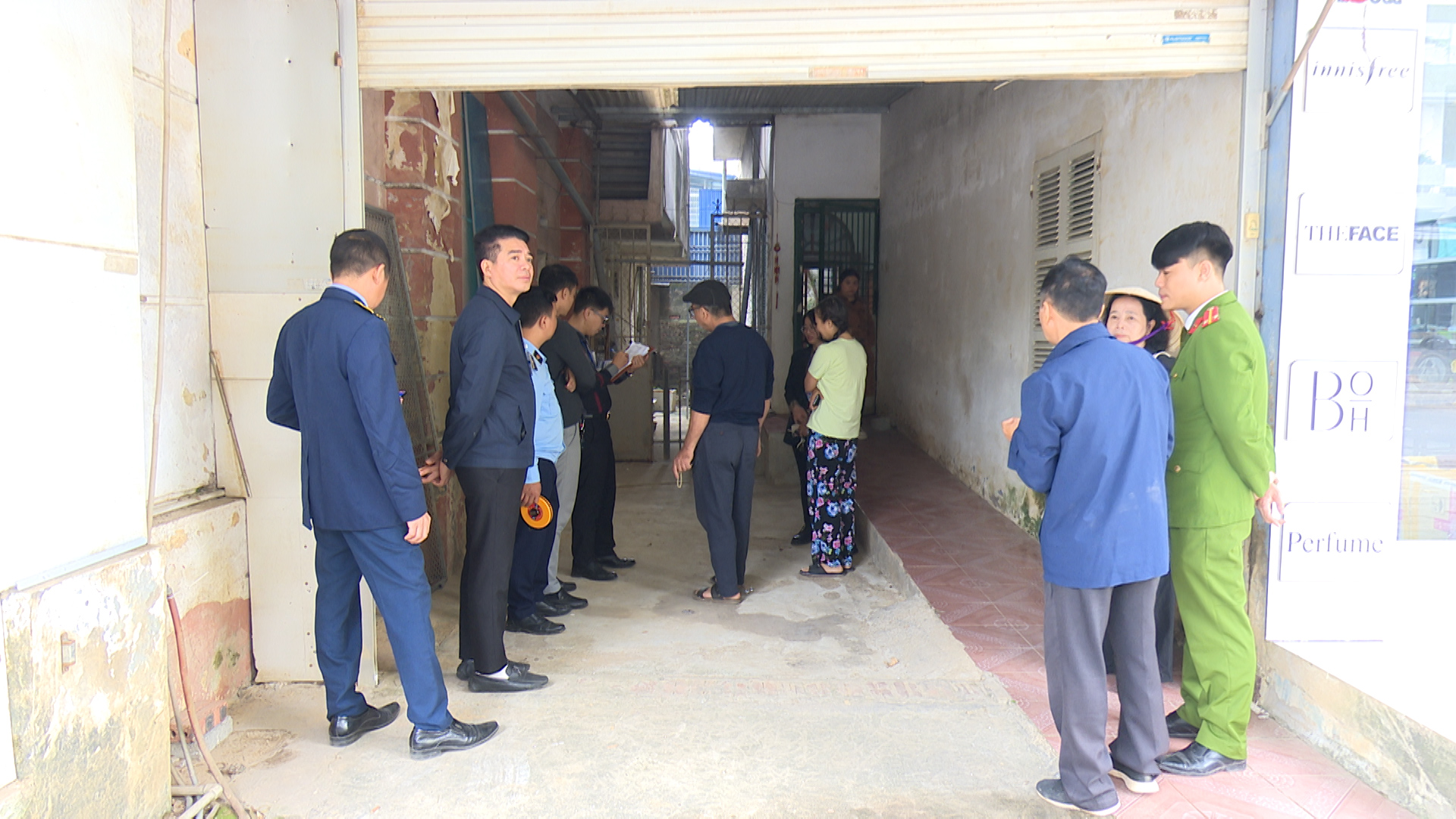 Phường Phan Đình Phùng: Người dân tự nguyện tháo dỡ các công trình vi phạm, lấn chiếm hành lang thoát nước trên địa bàn.