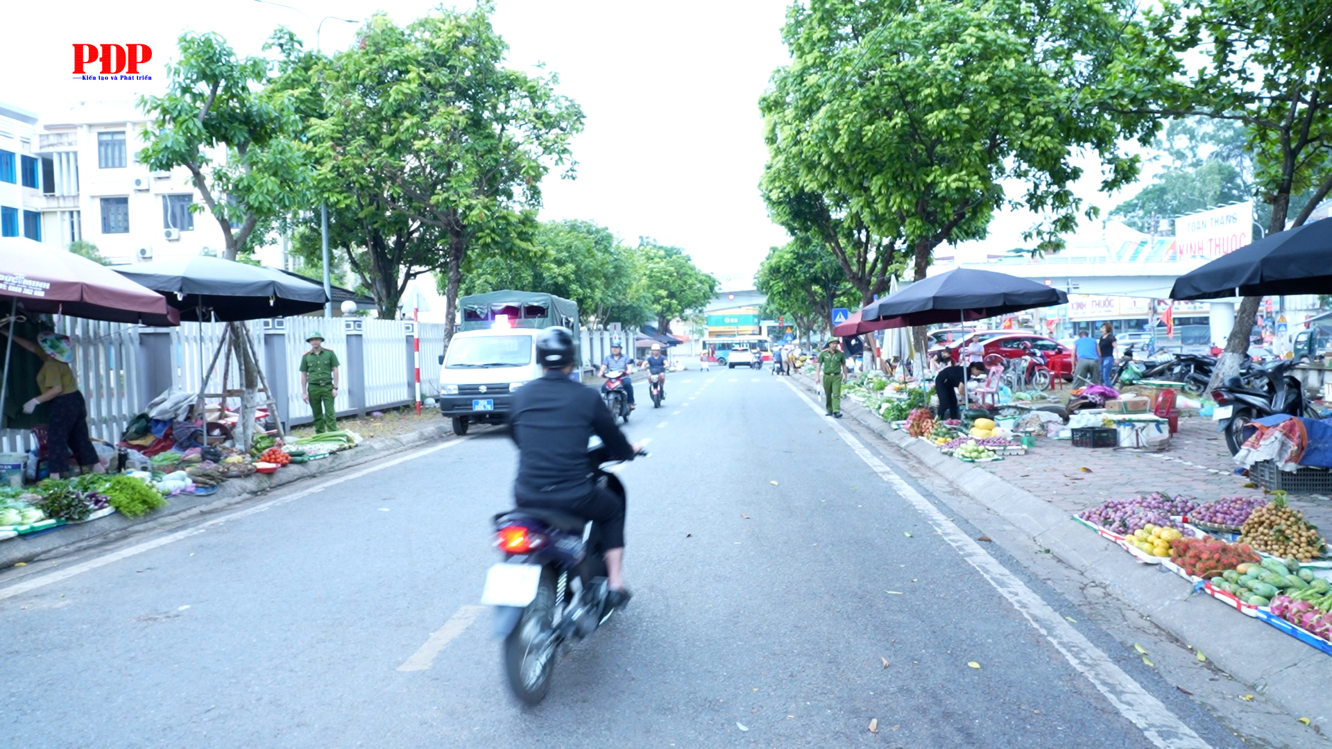 Nhắc nhở xử lý trên 20 trường hợp bán hàng trên vỉa hè