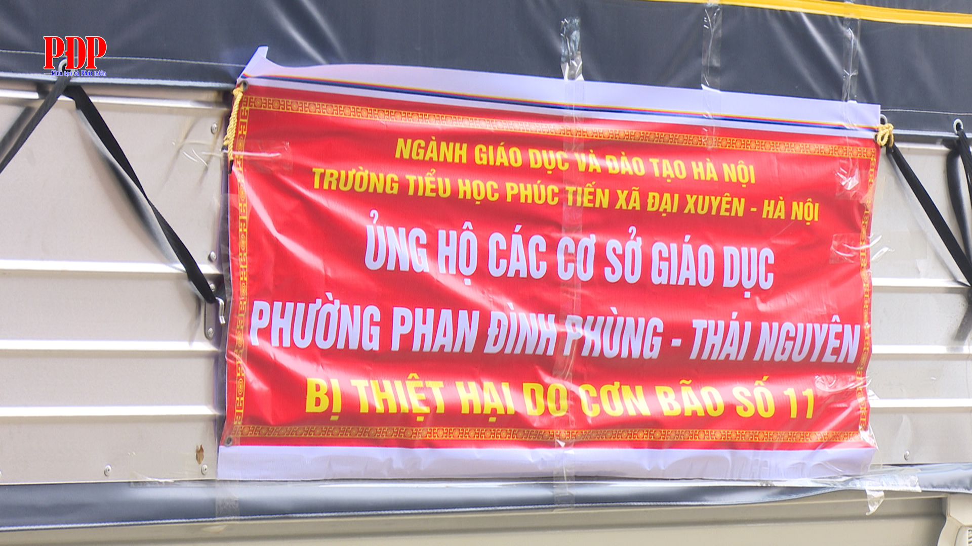 Trường Tiểu học Phúc Tiến, Hà Nội thăm, tặng quà hỗ trợ trường Tiểu học Đội Cấn II