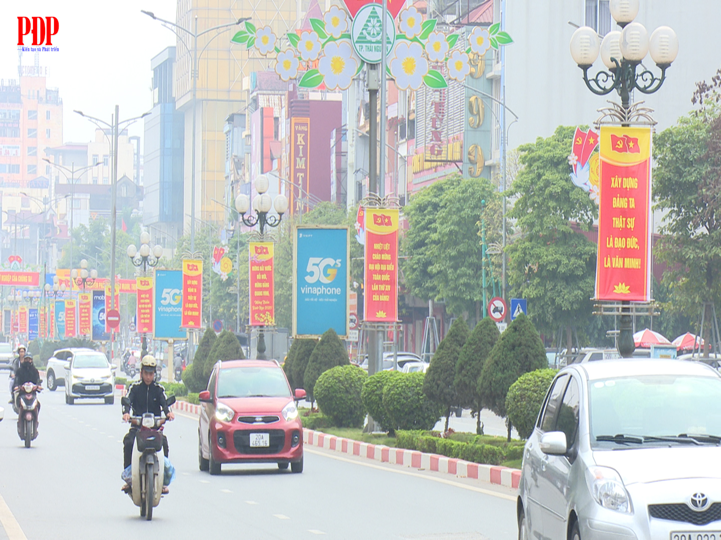 Phường Phan Đình Phùng làm tốt công tác tuyên truyền trực quan chào mừng Đại hội đại biểu toàn quốc lần thứ XIV của Đảng.