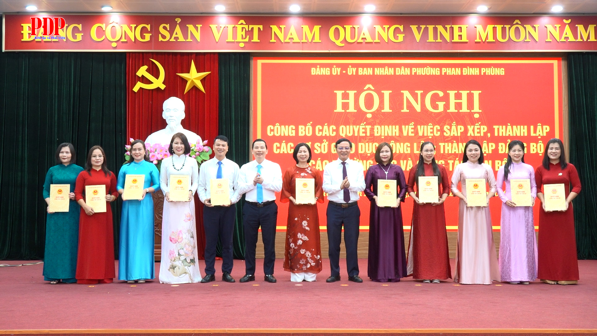 Phường Phan Đình Phùng: Công bố các quyết định sắp xếp các cơ sở giáo dục công lập và công tác cán bộ.