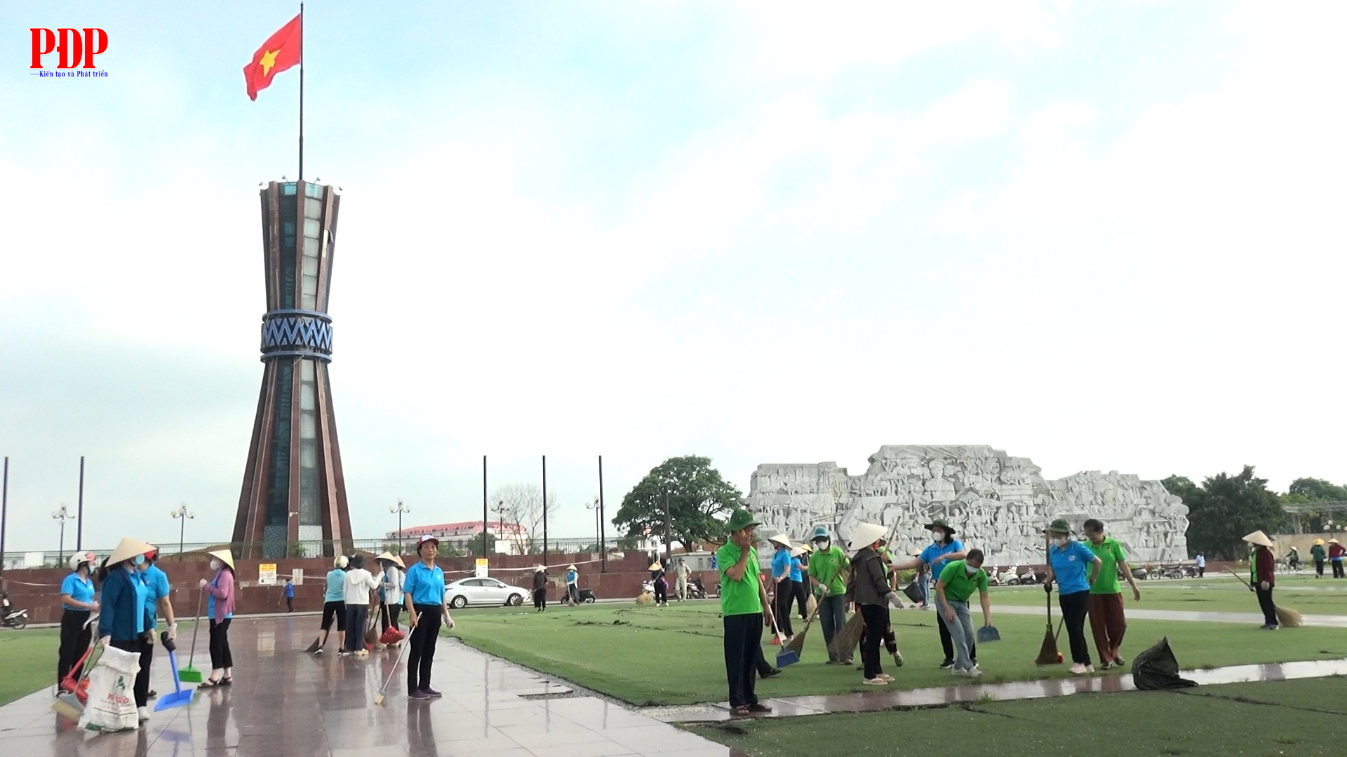 Ra quân chỉnh trang đô thị, vệ sinh môi trường chào mừng Đại hội đại biểu Đảng bộ phường Phan Đình Phùng lần thứ I, nhiệm kỳ 2025 - 2030.