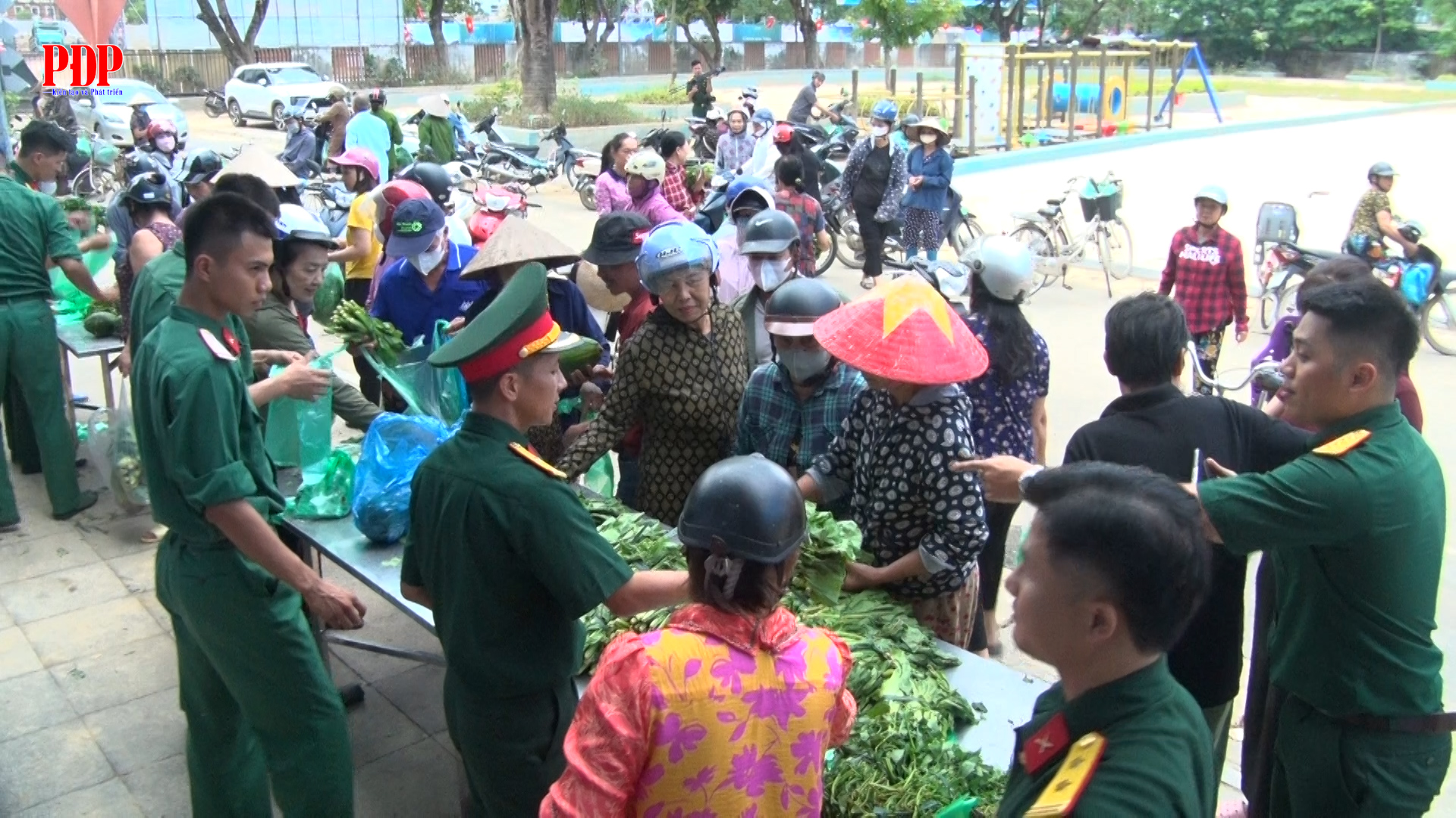 Trung đoàn 141. Sư đoàn 3, Quân khu 1 trao tặng miễn phí 2 tấn rau, củ, quả cho Nhân dân phường Phan Đình Phùng bị ảnh hưởng bão lụt