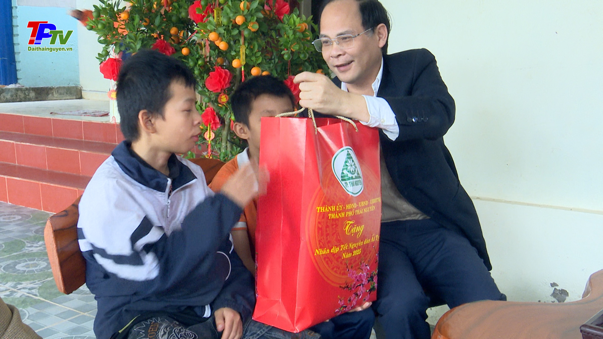 Đồng chí Chủ tịch UBND thành phố Thái Nguyên thăm, tặng quà các gia đình có hoàn cảnh khó khăn tại phường Thịnh Đán.