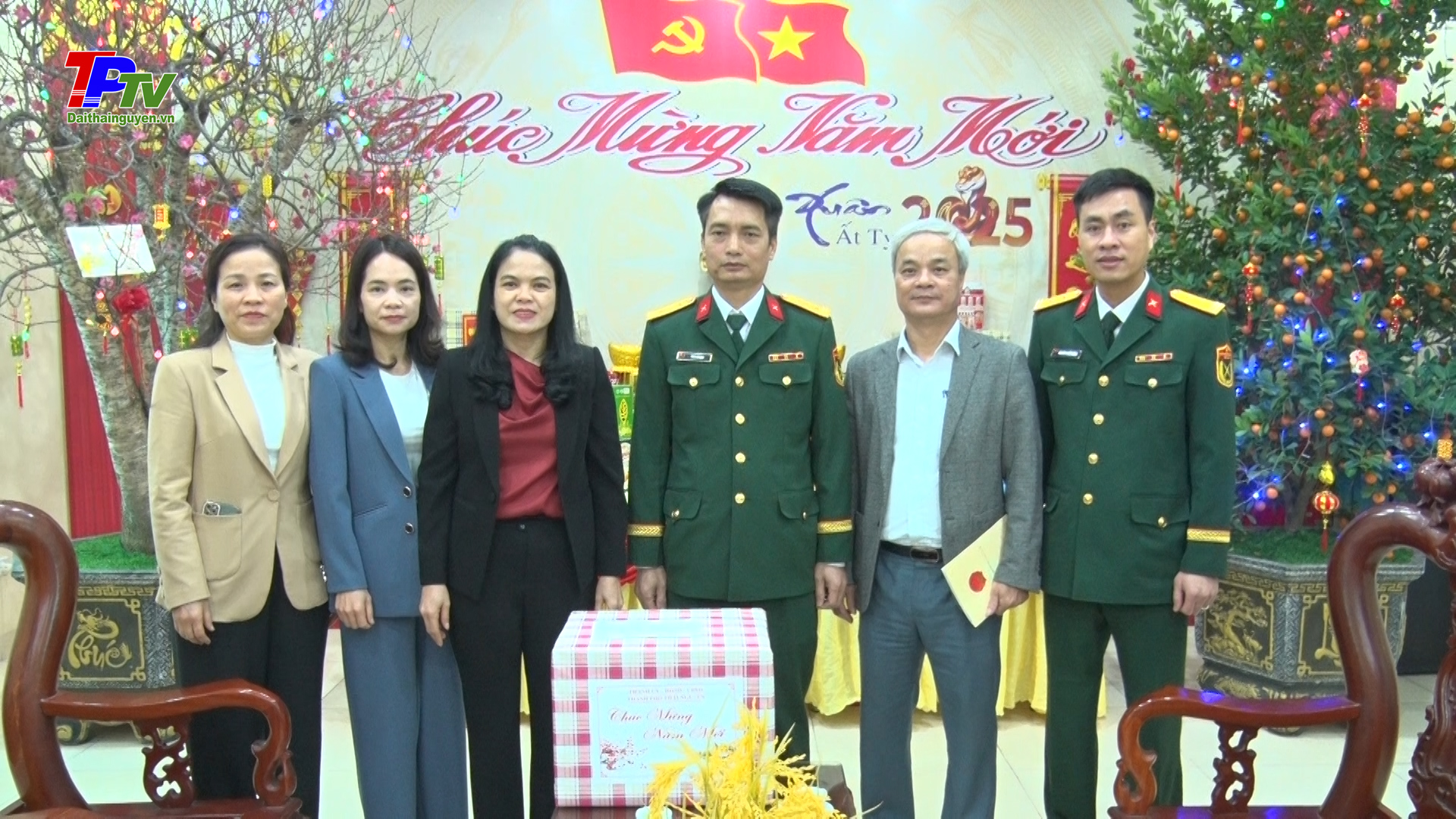Đồng chí Trưởng Ban Tổ chức Thành ủy Thái Nguyên thăm, tặng quà các đơn vị làm nhiệm vụ đêm giao thừa.