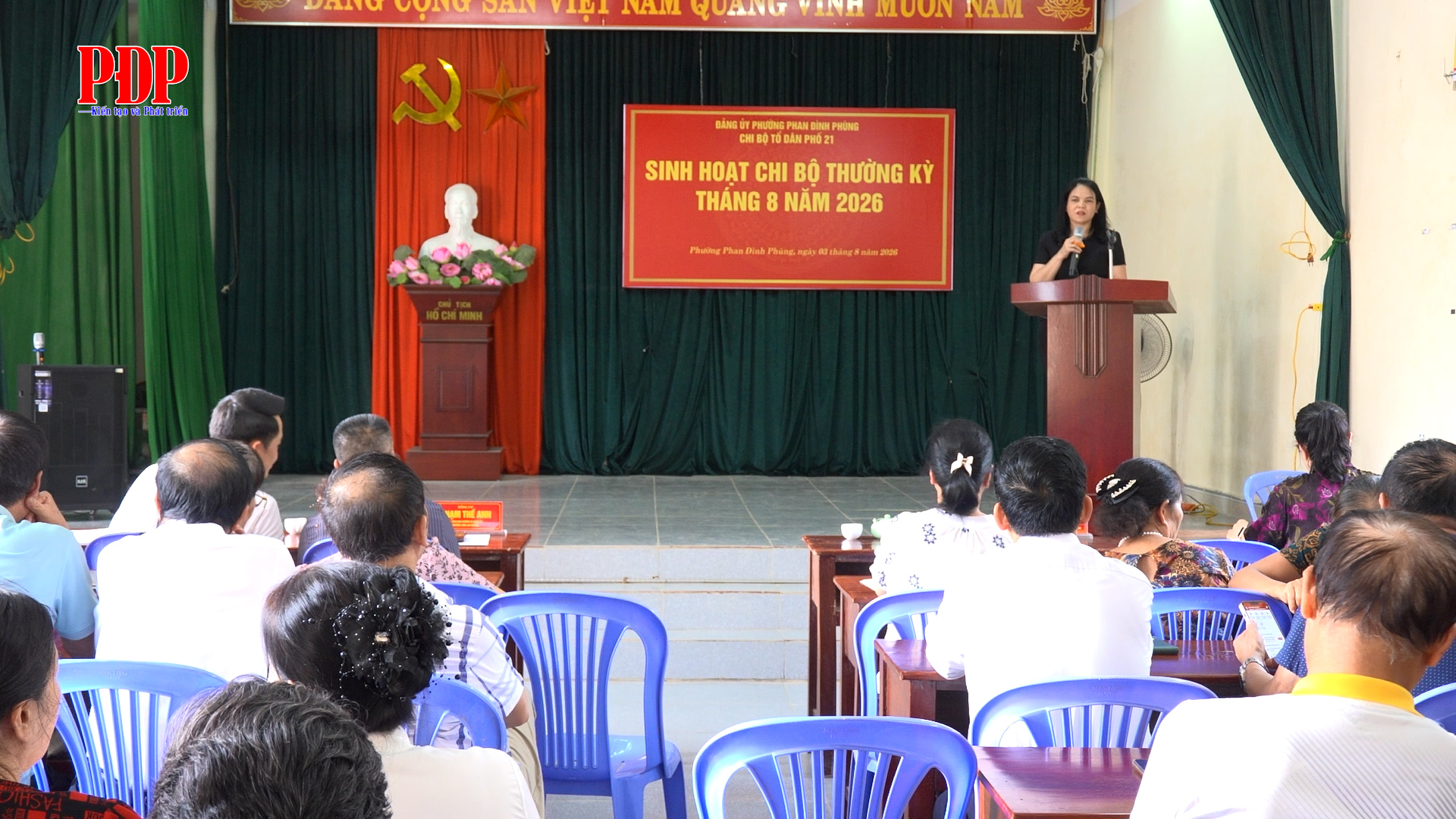 Đồng chí Phó Bí thư Thường trực Đảng ủy phường Phan Đình Phùng dự sinh hoạt thường kỳ Chi bộ tổ dân phố 21.