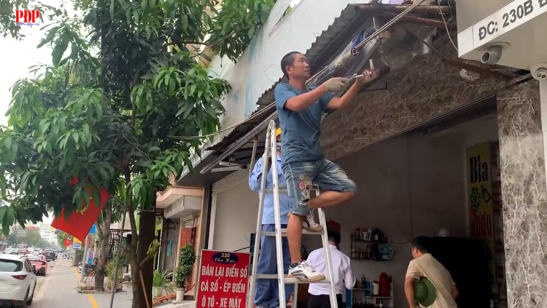 Tháo dỡ mái che, mái vẩy sai quy định trên tuyến đường Phan Đình Phùng