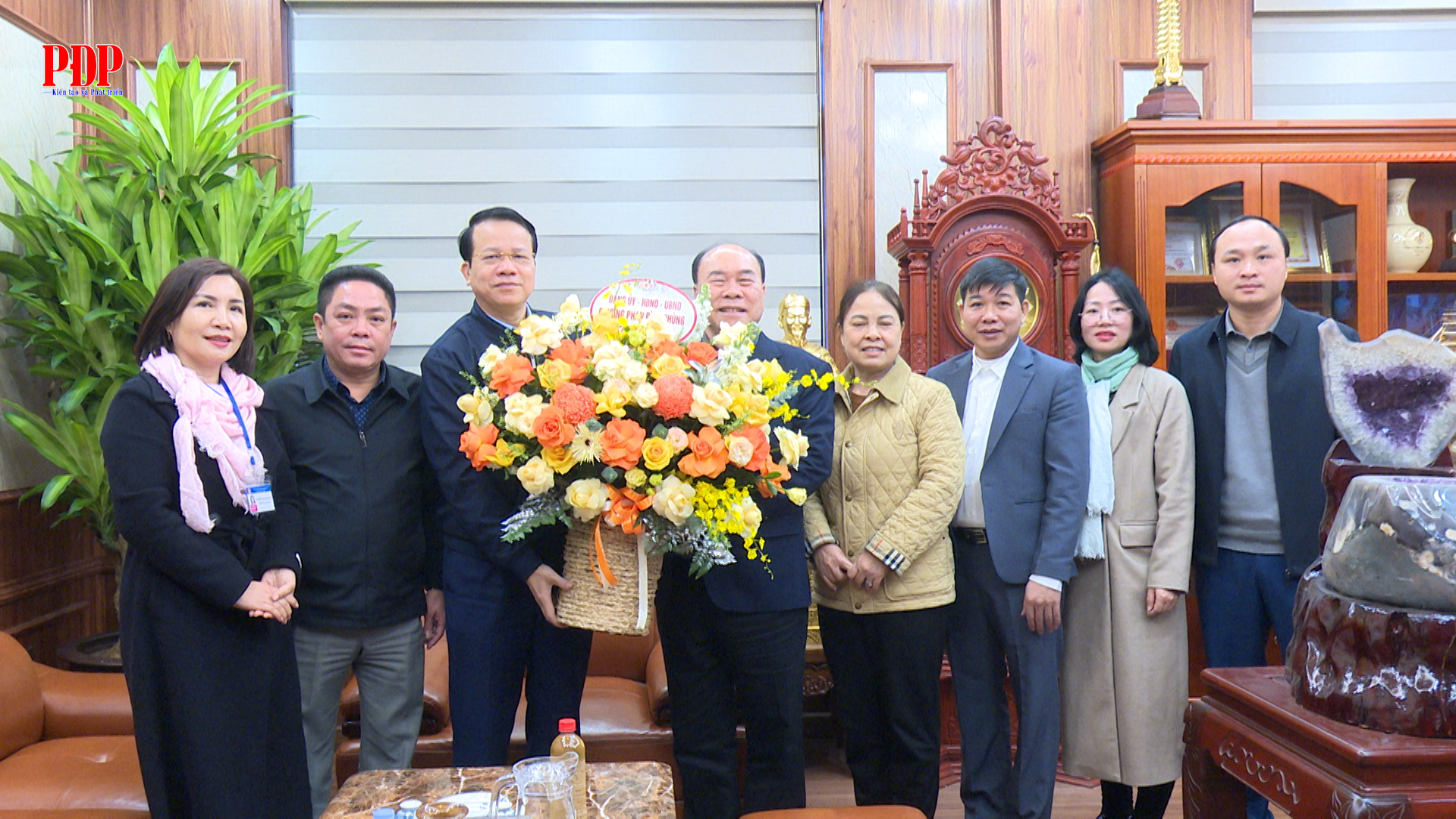 Đoàn đại biểu UBND phường Phan Đình Phùng chúc mừng Anh hùng Lao Động Nguyễn Huy Quý