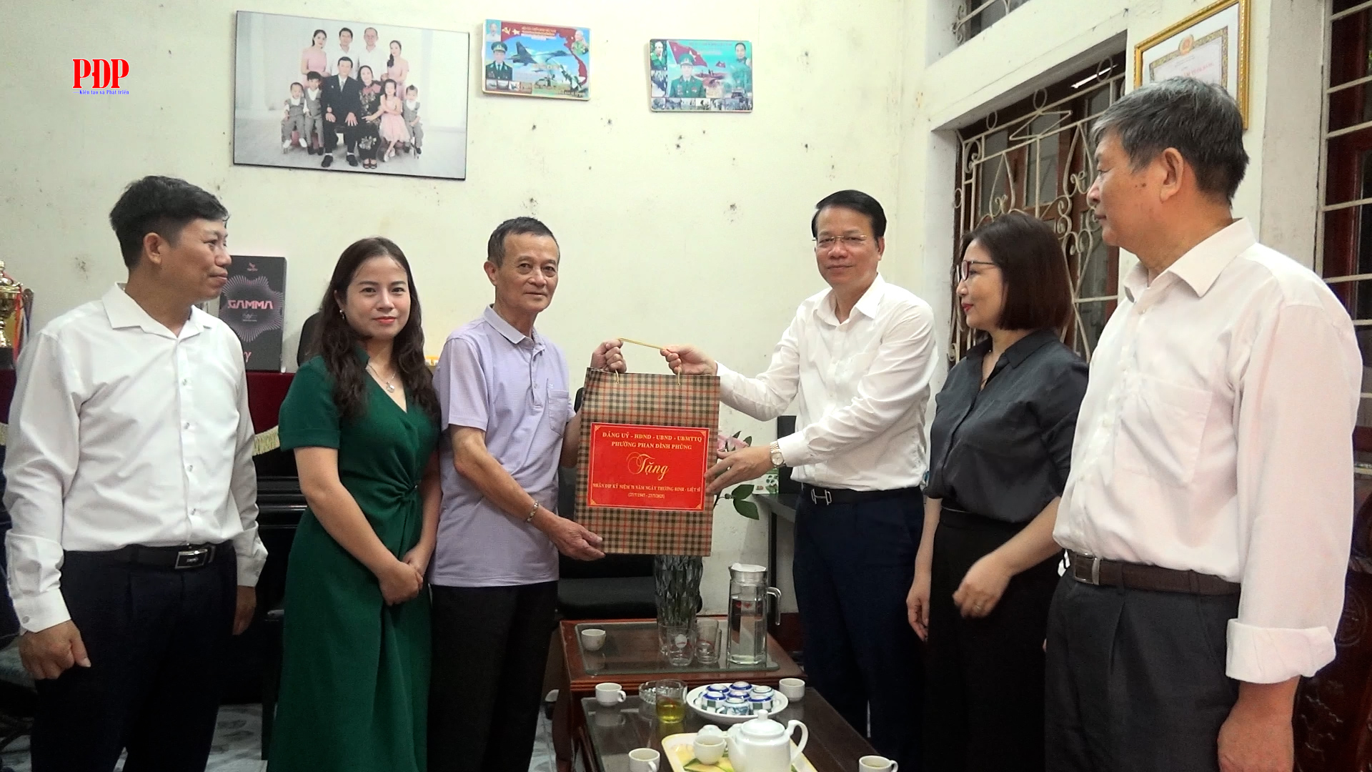 Lãnh đạo phường Phan Đình Phùng: Thăm, tặng quà các gia đình chính sách nhân kỷ niệm 78 năm Ngày Thương binh – Liệt sỹ