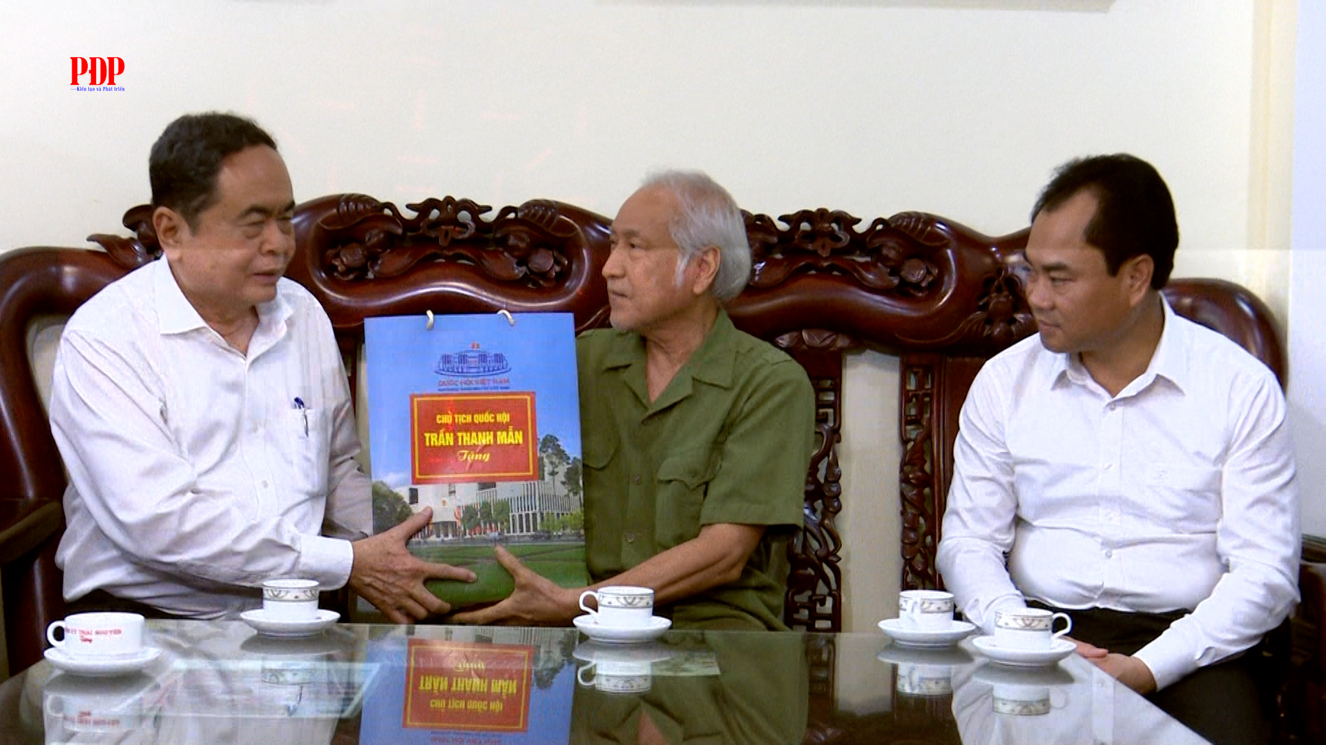 Chủ tịch Quốc hội Trần Thanh Mẫn thăm, tặng quà người có công nhân dịp 27/7 tại phường Phan Đình Phùng, tỉnh Thái Nguyên.