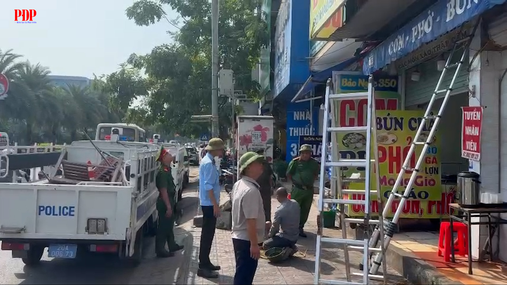 Tháo dỡ mái che, mái vẩy sai quy định trên tuyến đường Lương Ngọc Quyến