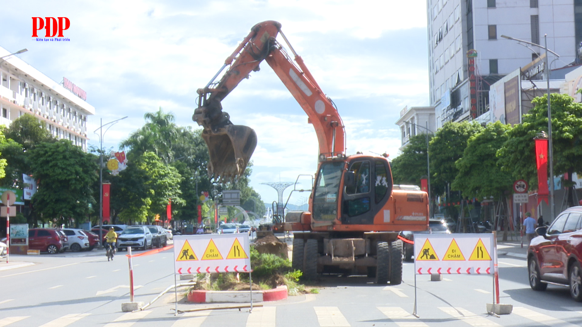 Đẩy nhanh tiến độ tháo dỡ dải phân cách đường Hoàng Văn Thụ