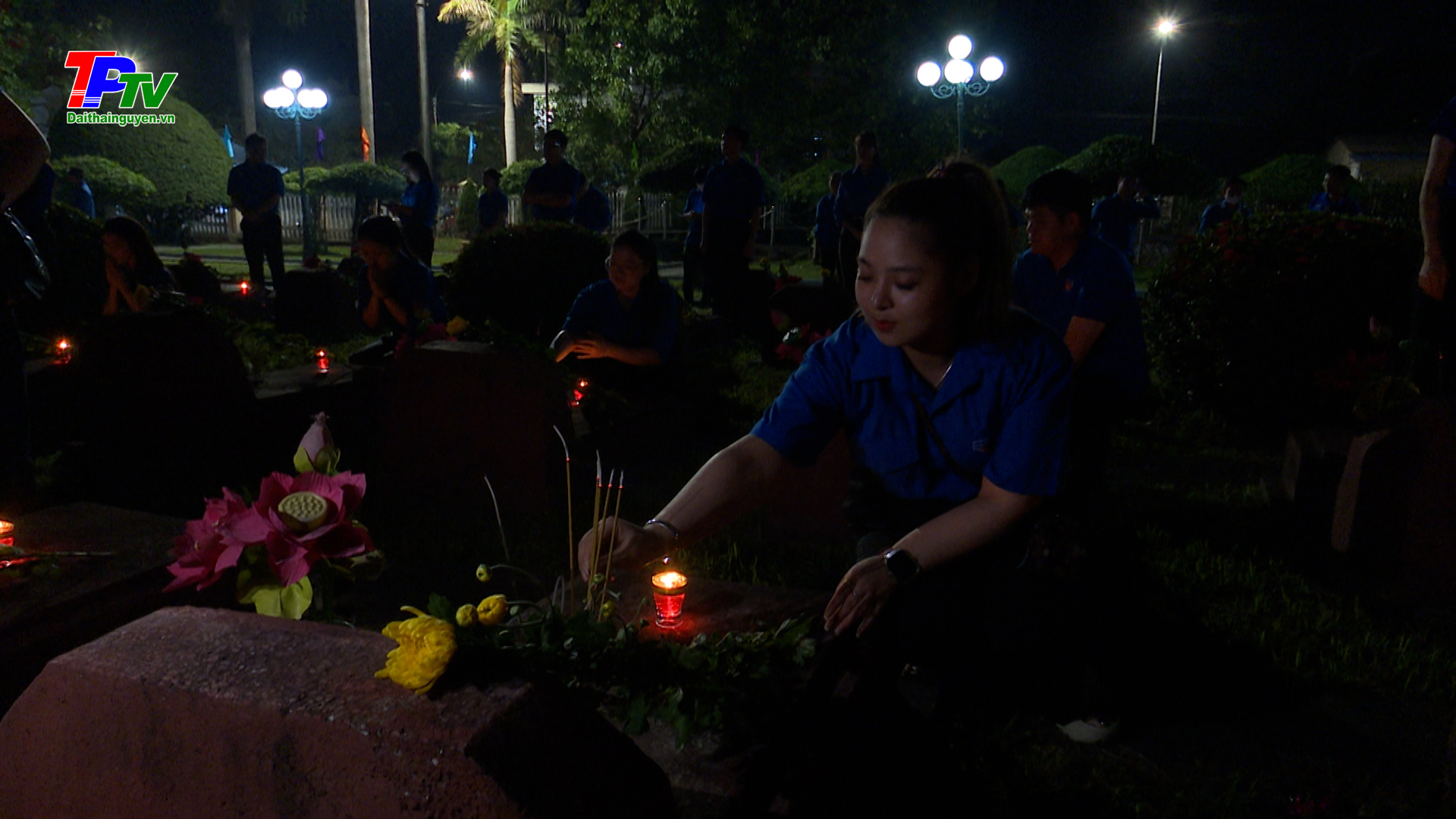 Thắp nến tri ân các Anh hùng Liệt sỹ nhân kỷ niệm 50 năm giải phóng miền Nam, thống nhất Đất nước