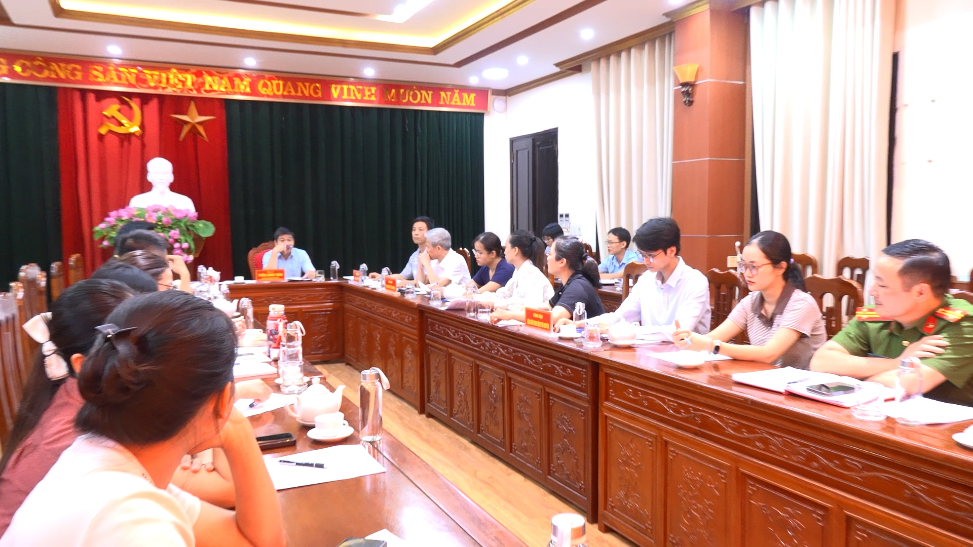 Phường Phan Đình Phùng đẩy nhanh tiến độ làm sạch dữ liệu tiêm chủng.