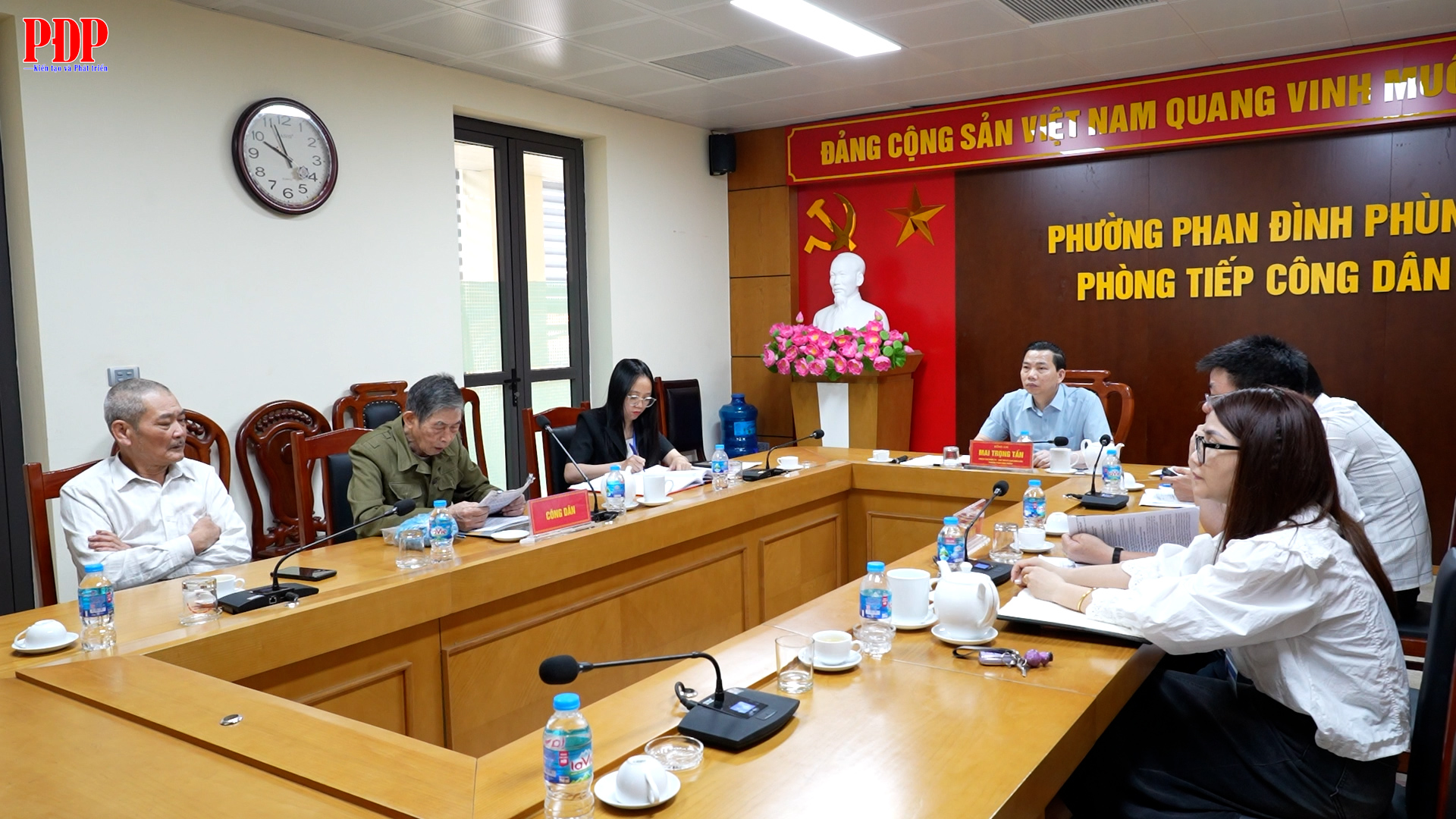 Chủ tịch phường Phan Đình Phùng tiếp công dân Trần Văn Sửu trú tại tổ 30 