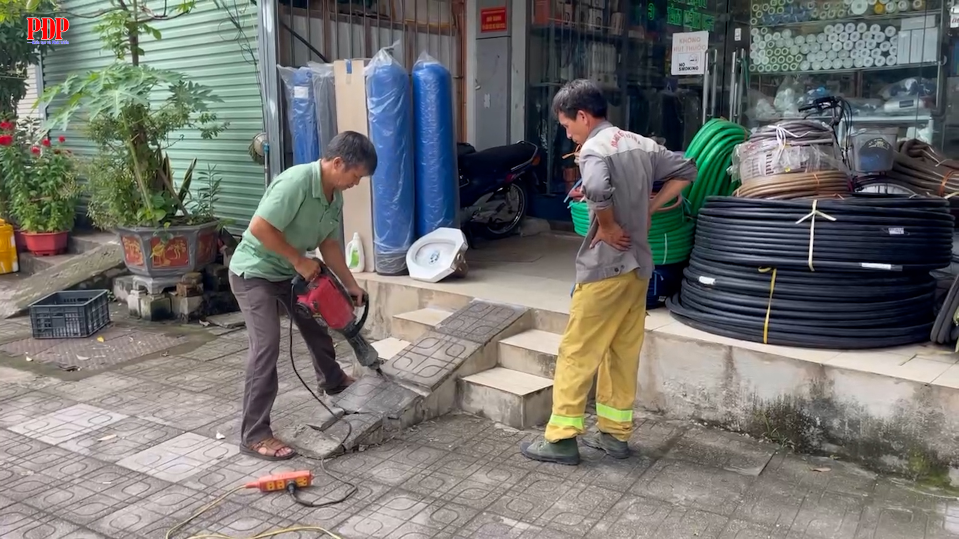 Tiếp tục tháo dỡ mái che, mái vẩy, bục, bệ, vệt dắt xe sai quy định trên tuyến đường Lương Ngọc Quyến và Dương Tự Minh.
