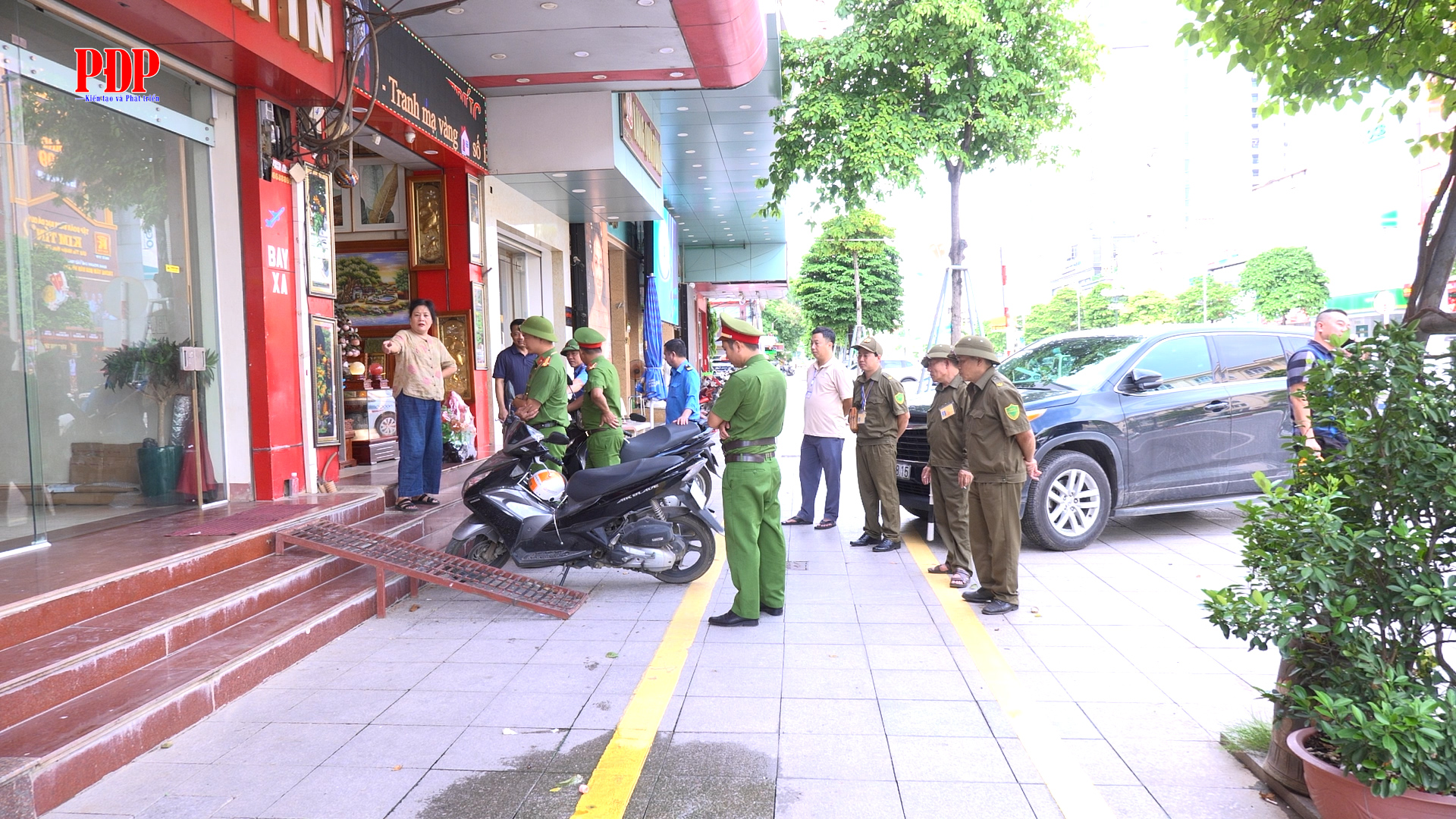Tiếp tục tuyên truyền, vận động và ký cam kết chấp hành các quy định về trật tự đô thị trên địa bàn phường Phan Đình Phùng.