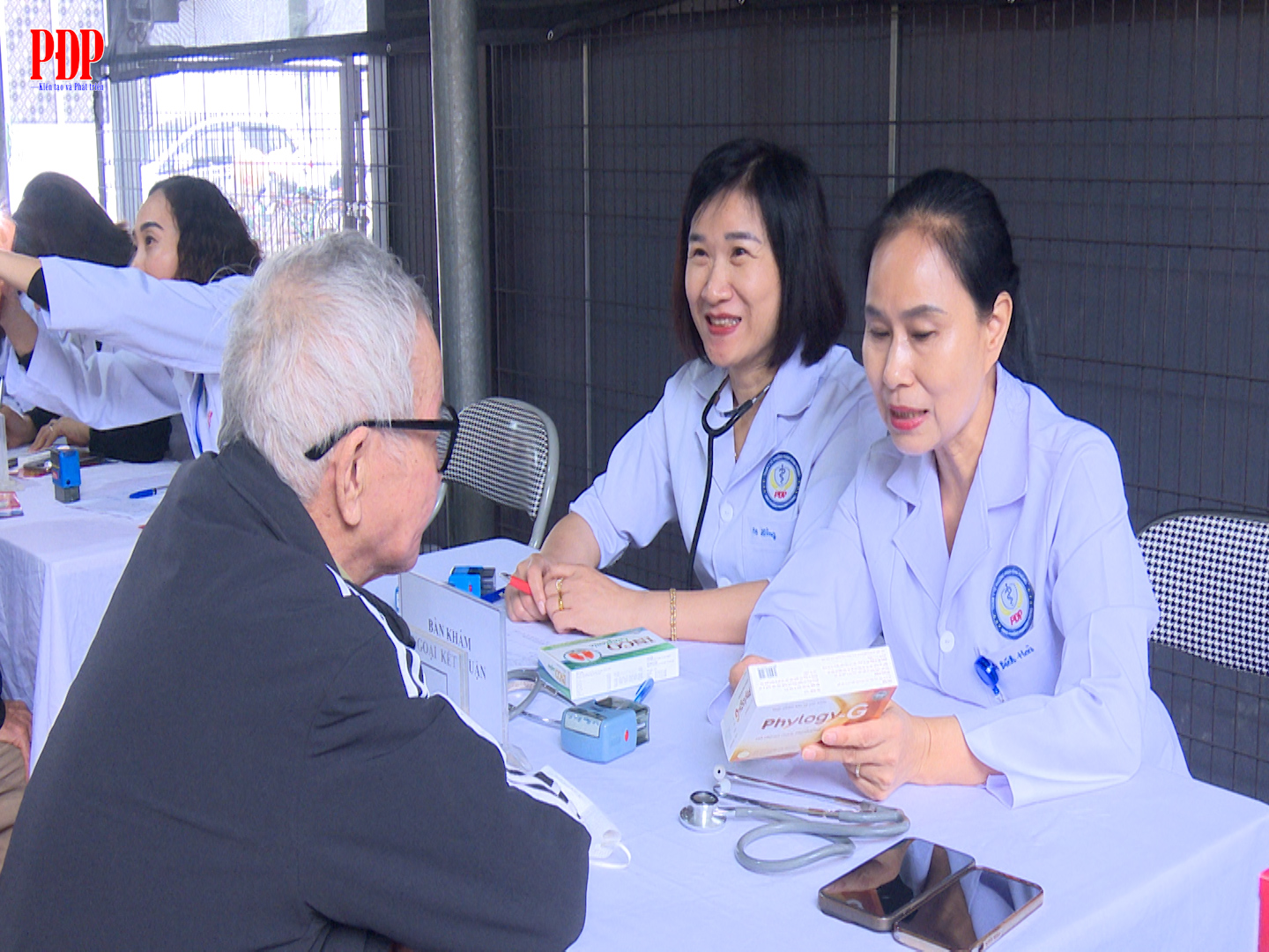 Trạm Y tế phường Phan Đình Phùng khám sức khoẻ miễn phí cho người cao tuổi.
