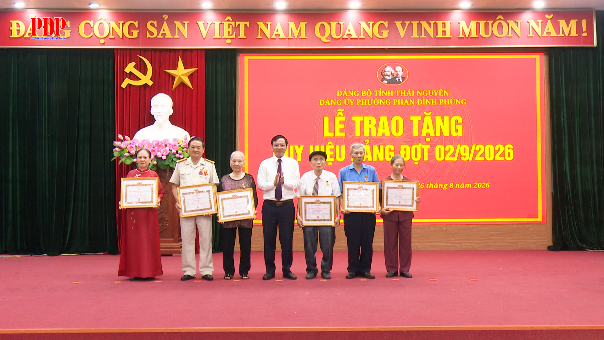 Đảng ủy phường Phan Đình Phùng trao tặng Huy hiệu Đảng đợt 2/9/2026