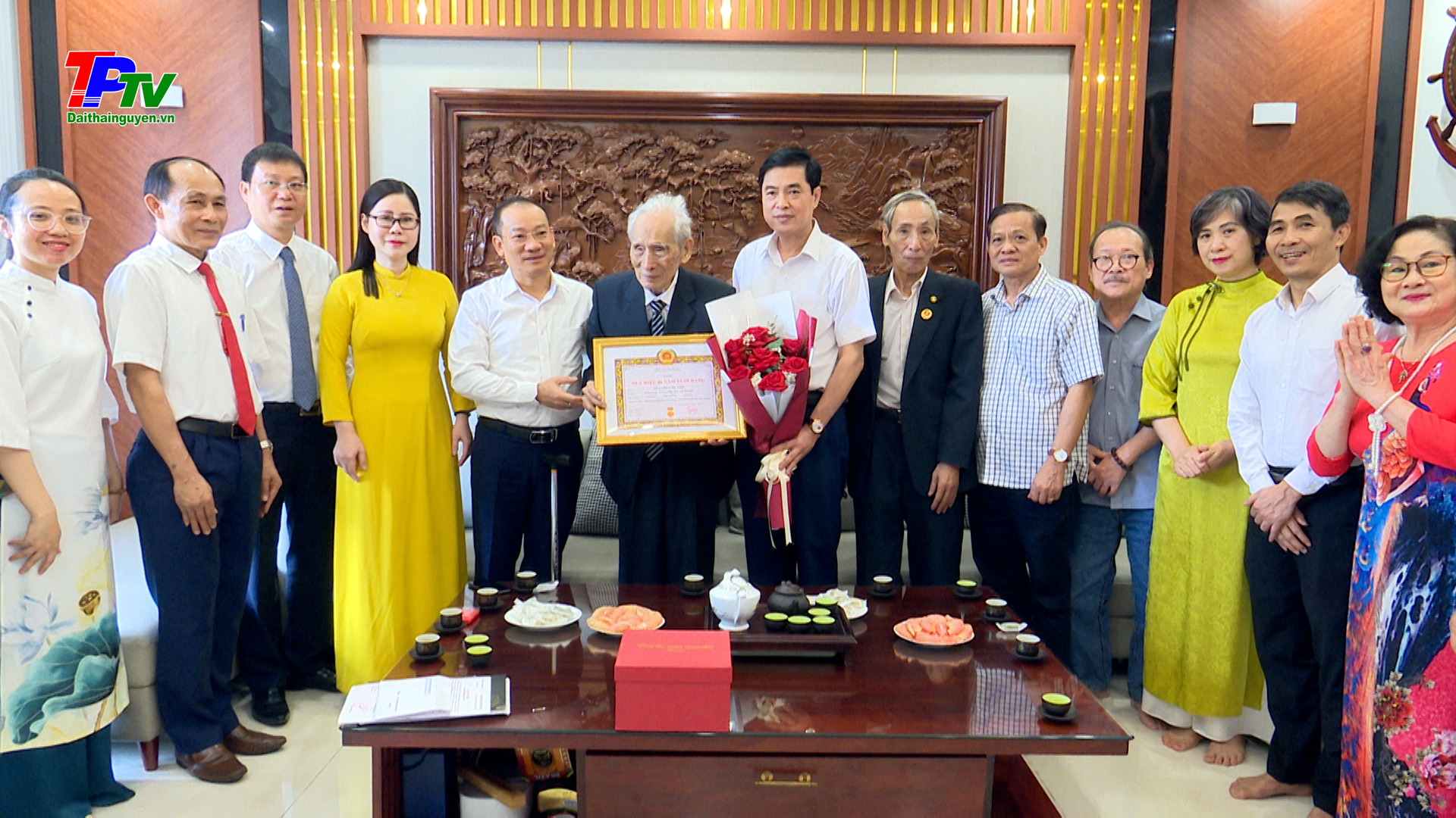 Đồng chí Phó Bí thư thường trực Thành ủy: Trao tặng Huy hiệu 80 năm tuổi Đảng cho đảng viên Nguyễn Văn Nhỡ.