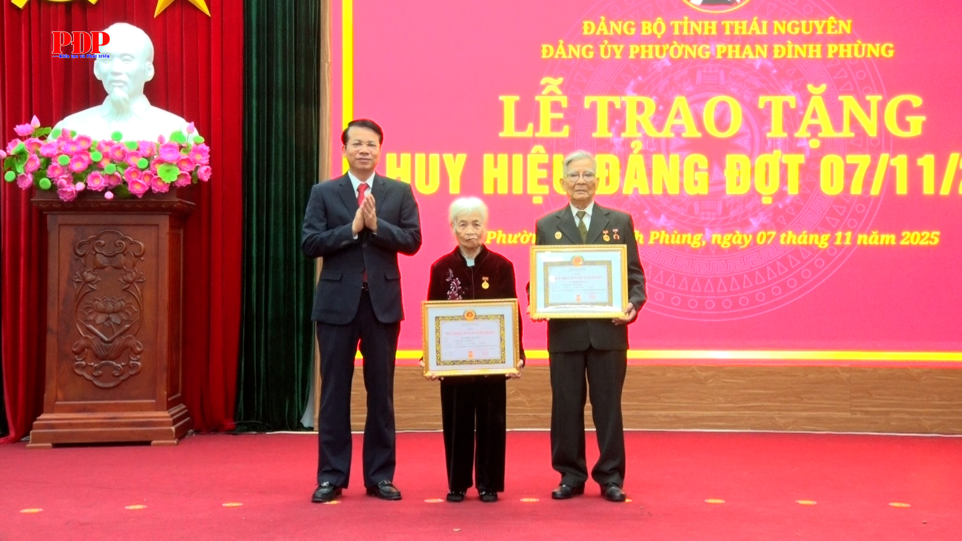 Đảng bộ phường Phan Đình Phùng trao tặng Huy hiệu Đảng đợt 7/11/2025 cho 151 đảng viên.