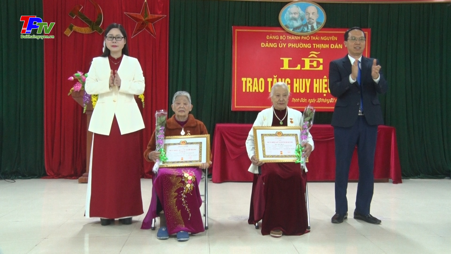 Đảng bộ phường Thịnh Đán: Trao tặng huy hiệu Đảng đợt 3/2.