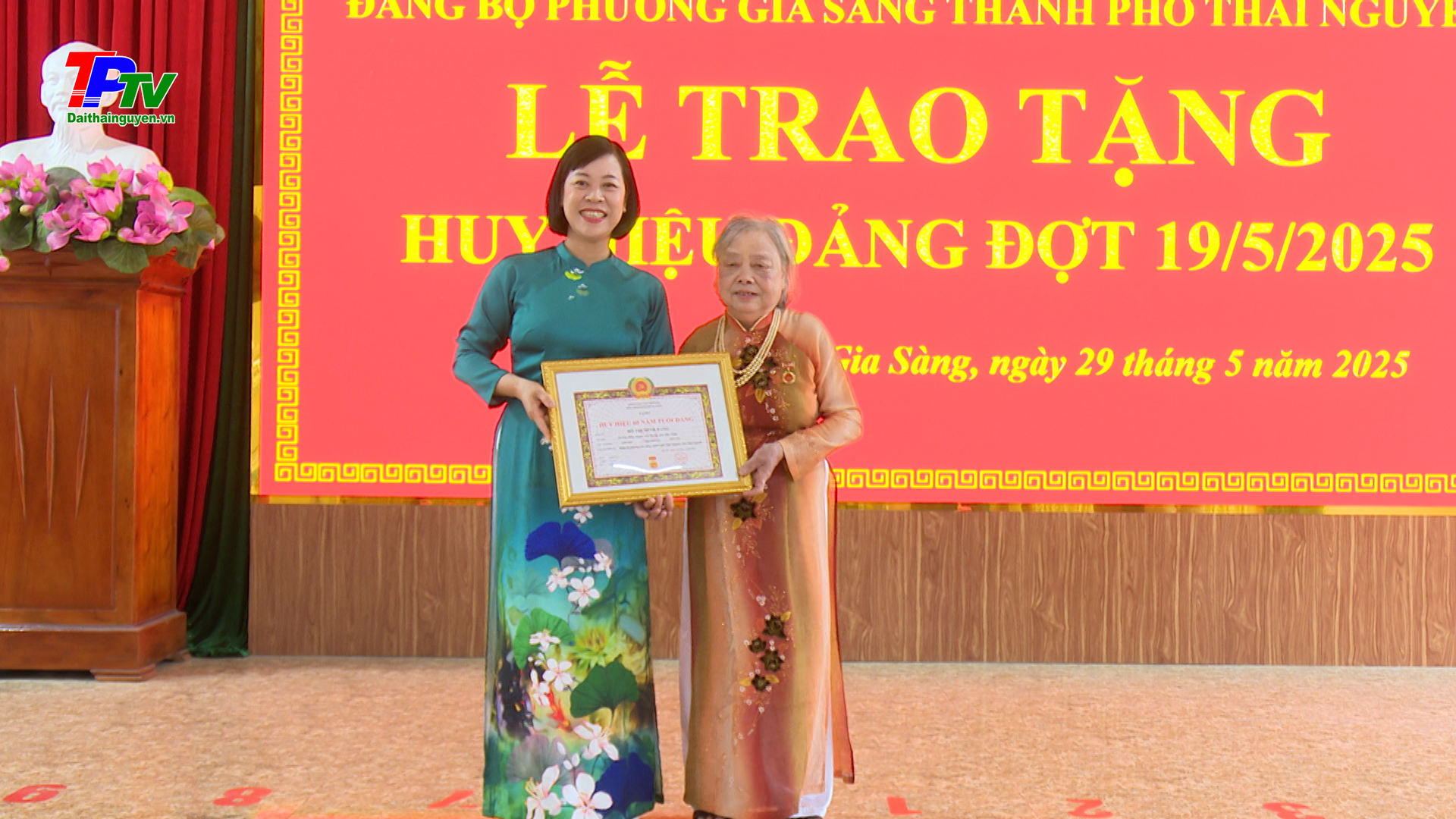 Đảng bộ phường Gia Sàng: trao tặng Huy hiệu Đảng đợt 19/5/2025.