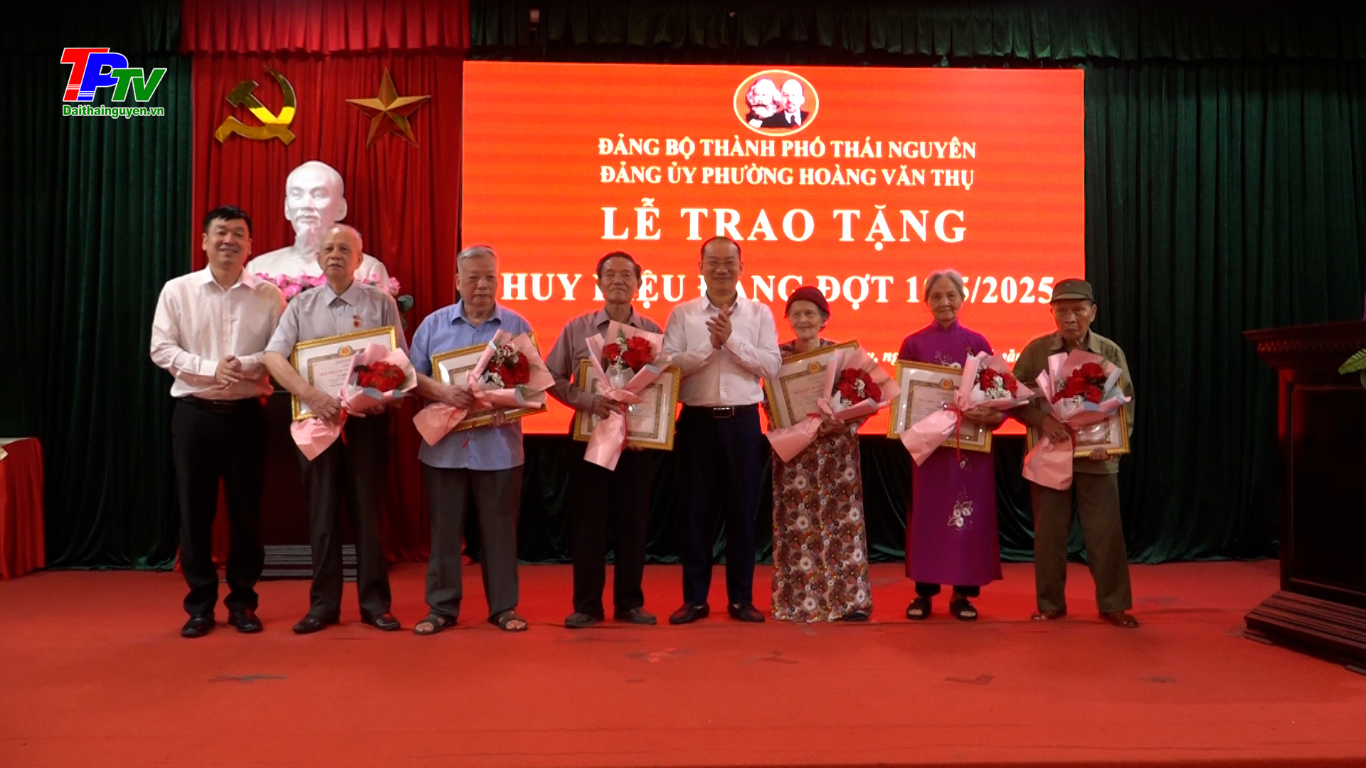 Đảng bộ phường Hoàng Văn Thụ: trao tặng Huy hiệu Đảng đợt 19/5/2025.