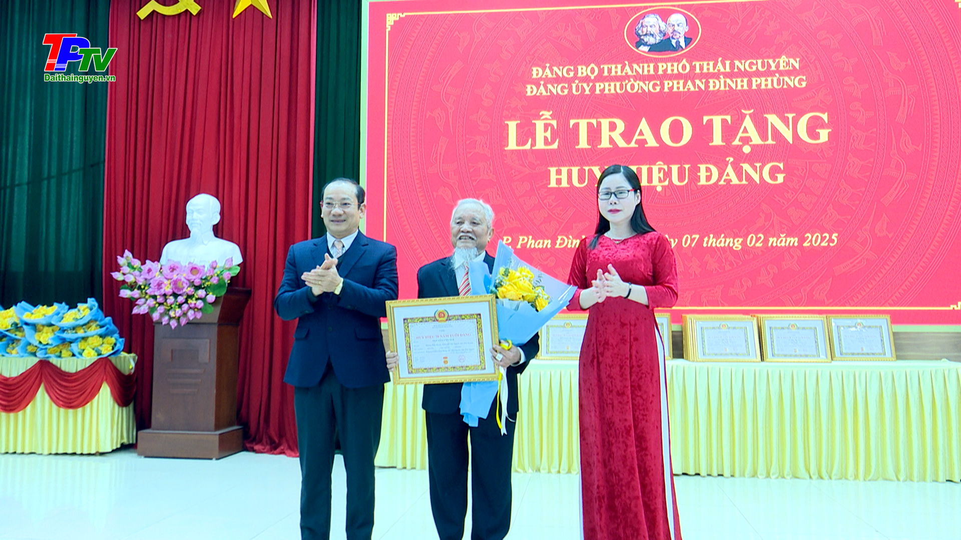 Đảng bộ phường Phan Đình Phùng: Trao tặng, truy tặng Huy hiệu Đảng đợt 3/2.