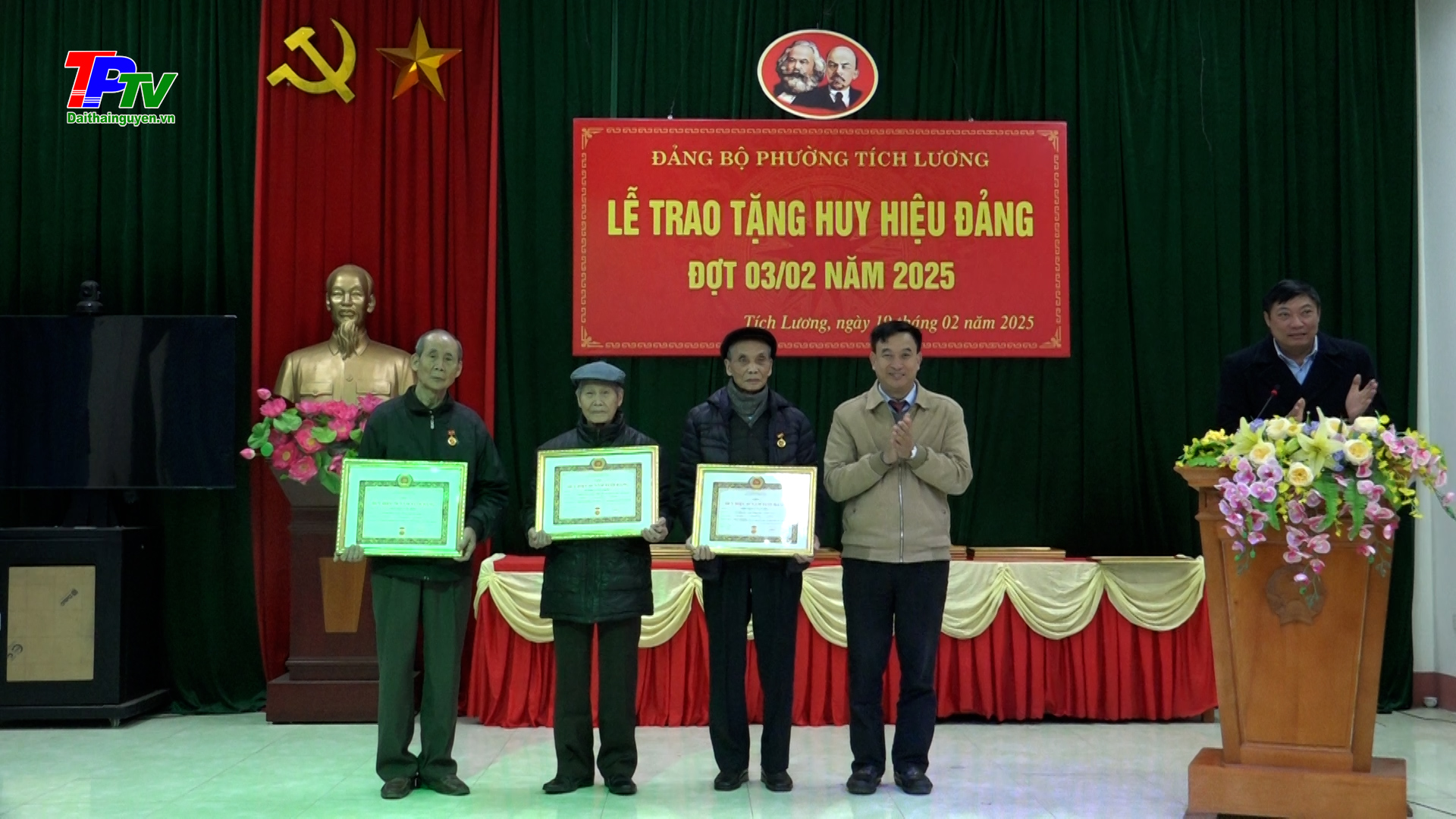 Đảng bộ phường Tích Lương trao tặng Huy hiệu Đảng đợt 3/2.