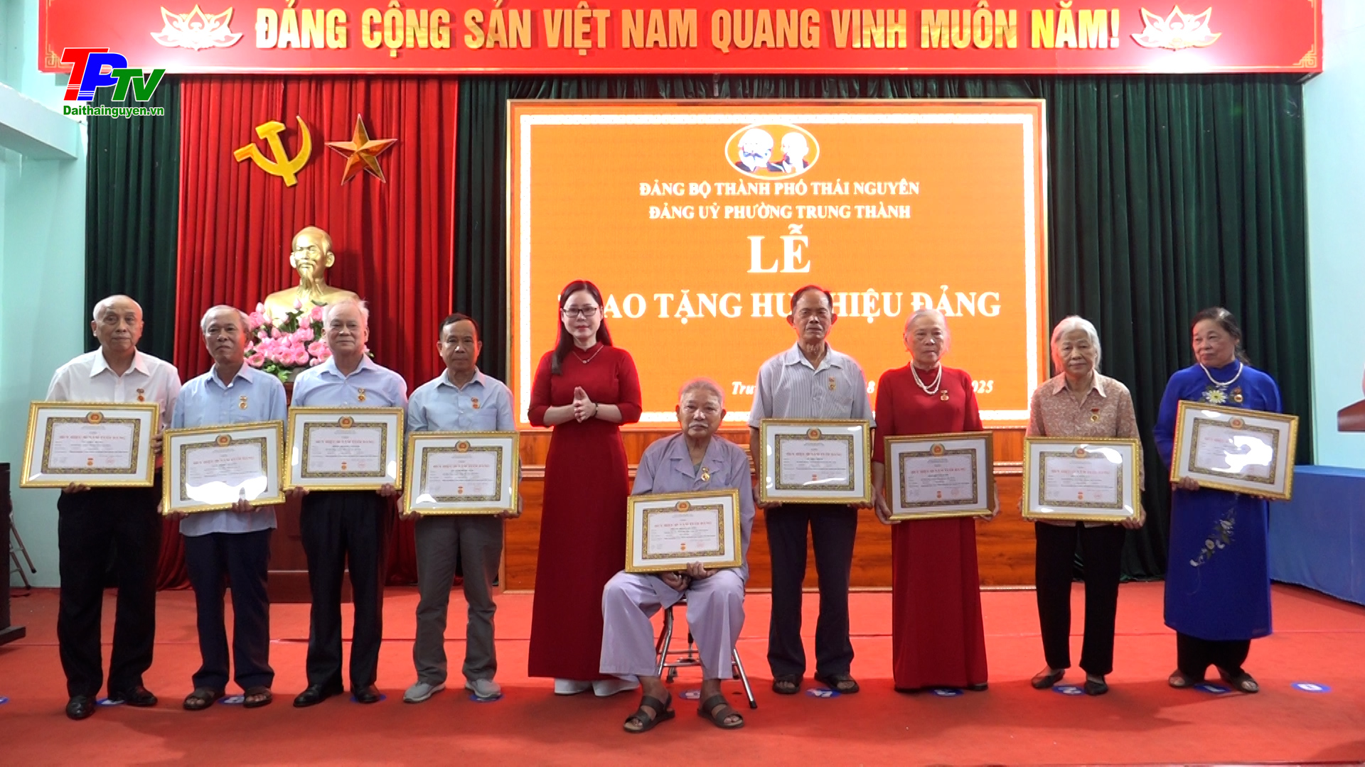 Đảng bộ phường Trung Thành: 35 đảng viên được trao tặng Huy hiệu Đảng đợt 19/5.