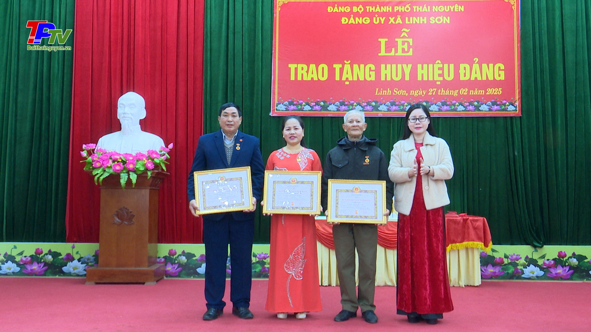 Đảng ủy xã Linh Sơn tổ chức trao tặng Huy hiệu Đảng đợt 3/2.