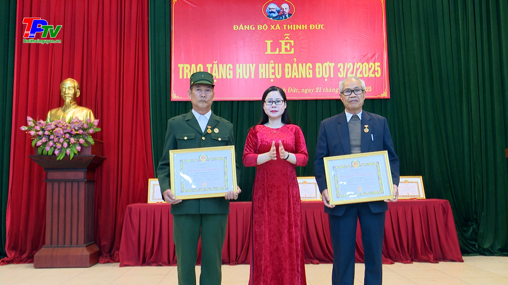 Đảng bộ xã Thịnh Đức trao tặng Huy hiệu Đảng đợt 3/2.