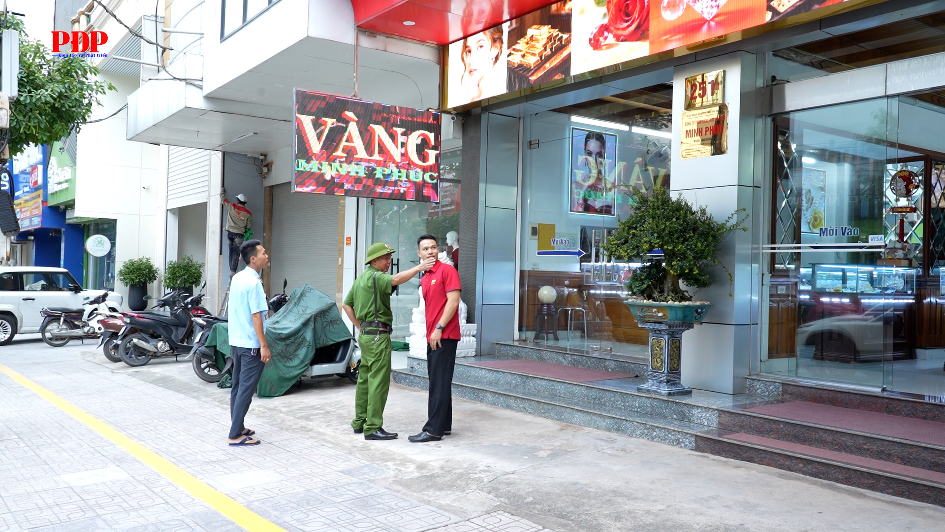 Phường Phan Đình Phùng: Tăng cường tuyên truyền, phúc tra việc chấp hành quy định về trật tự đô thị trên tuyến đường Quang Trung, Lương Ngọc Quyến,
