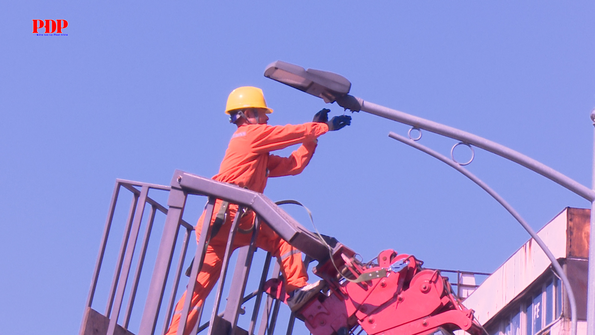 Triển khai di dời cột điện chiếu sáng trên đường Hoàng Văn Thụ