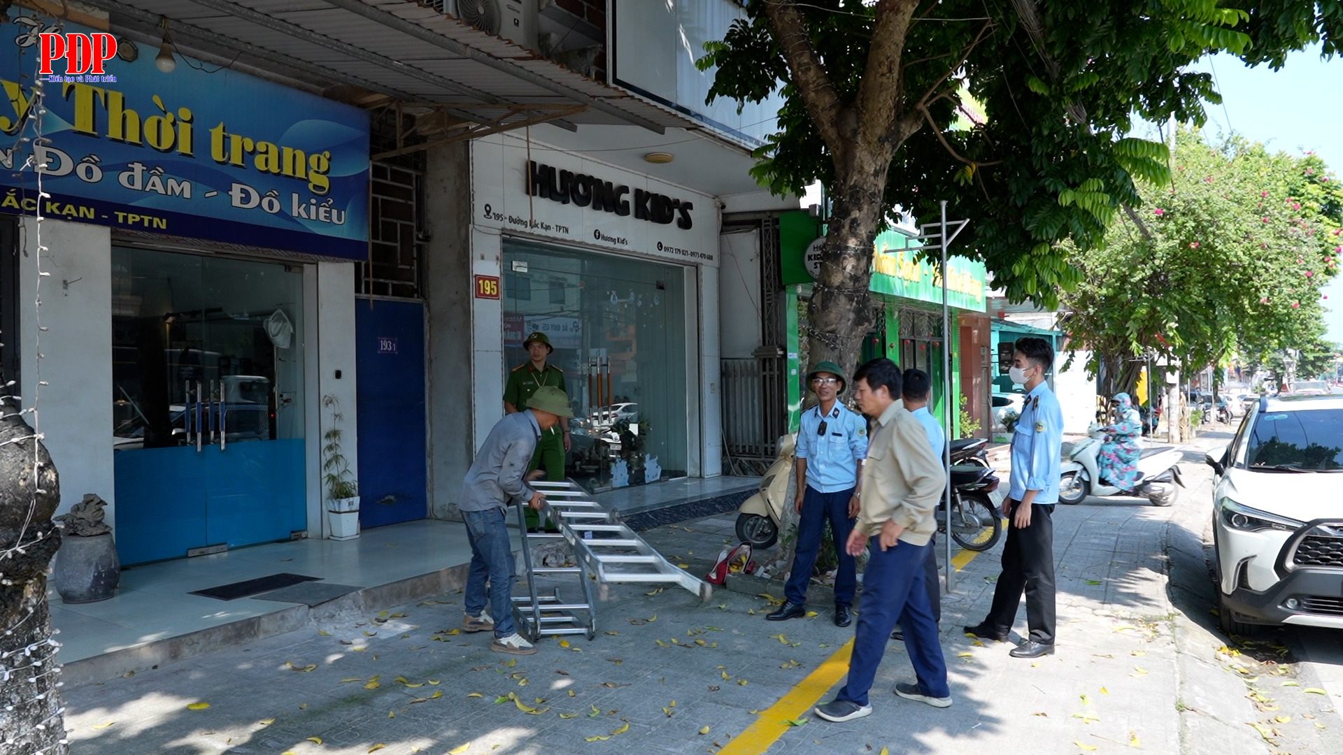 Tháo dỡ mái che, mái vẩy sai quy định trên các tuyến đường Bắc Kạn, Lương Ngọc Quyến