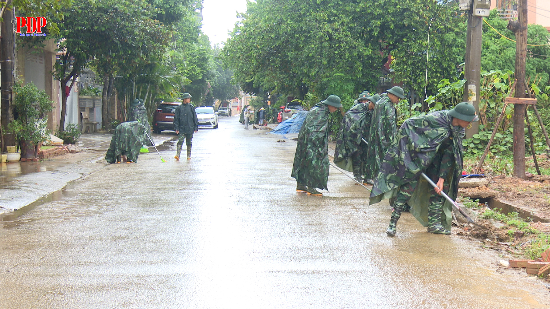 Phường Phan Đình Phùng ra quân vệ sinh môi trường
