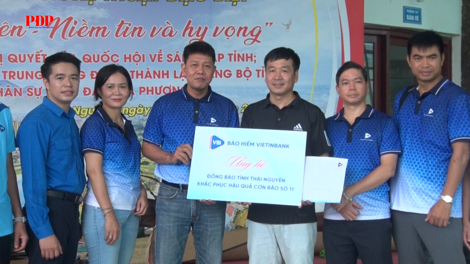 VBI hỗ trợ người dân vùng lũ Thái Nguyên khắc phục hậu quả cơn bão số 11.