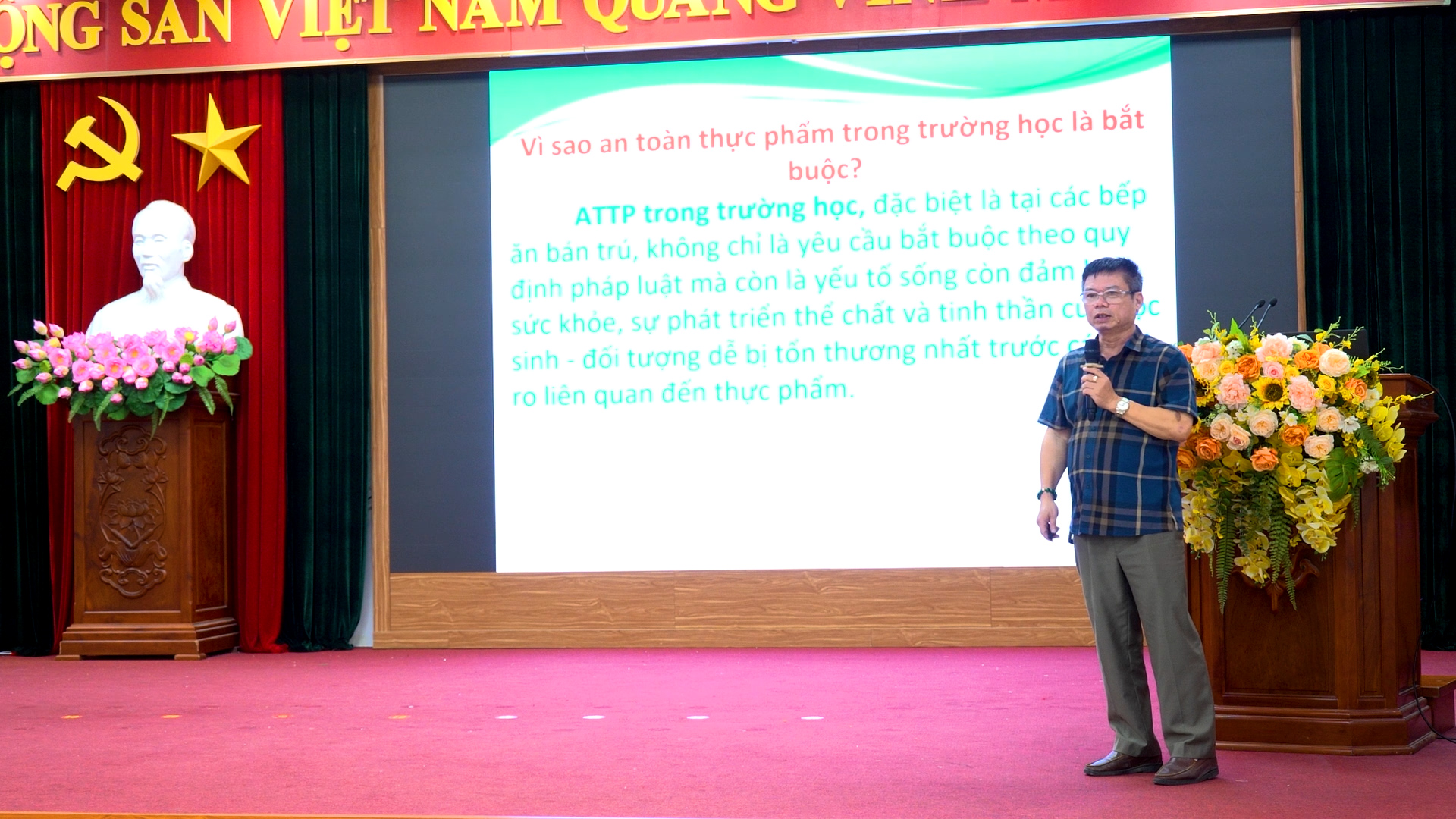 Tập huấn kiến thức an toàn thực phẩm, kỹ năng cấp cứu ban đầu, phòng chống tai nạn thương tích cung cấp những kiến thức và triển khai công tác y tế trường học năm học 2026 - 2027