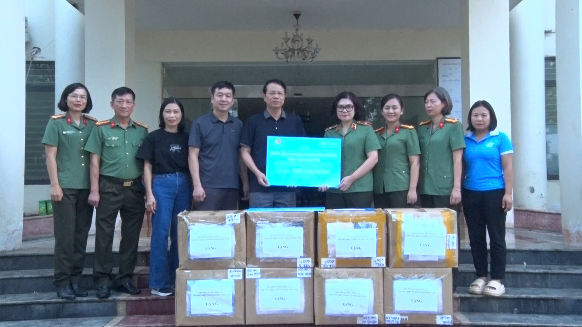 Hội Phụ nữ Bộ công an hỗ trợ Nhân dân phường Phan Đình Phùng khắc phục hậu quả cơn bão số 11