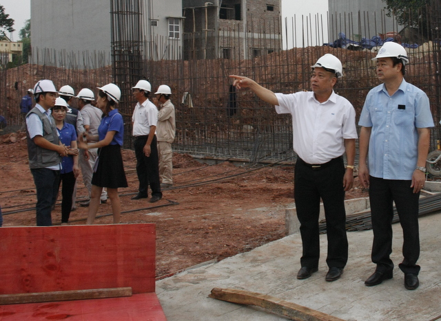Thăm, động viên công nhân, kỹ sư đang xây dựng Trung tâm thiết kế thời trang TNG 