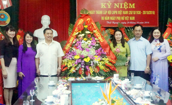 Lãnh đạo tỉnh chúc mừng cán bộ, hội viên phụ nữ nhân ngày 20-10