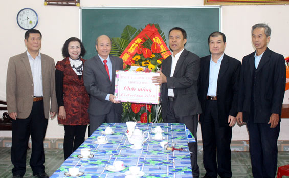 Thăm và tặng quà nhân dịp Giáng sinh