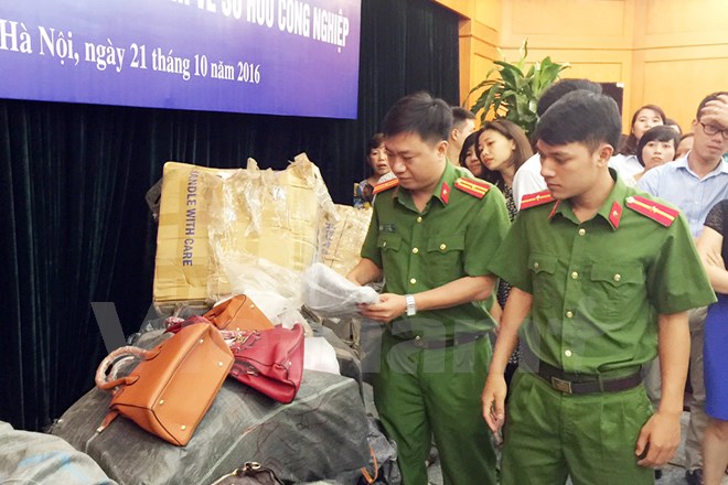 Tiêu hủy gần 2.400 sản phẩm vi phạm về sở hữu công nghiệp