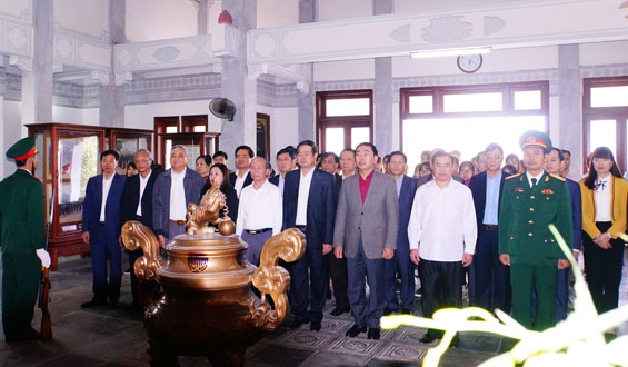 Dâng hương tưởng nhớ các Anh hùng liệt sĩ Đại đội 915
