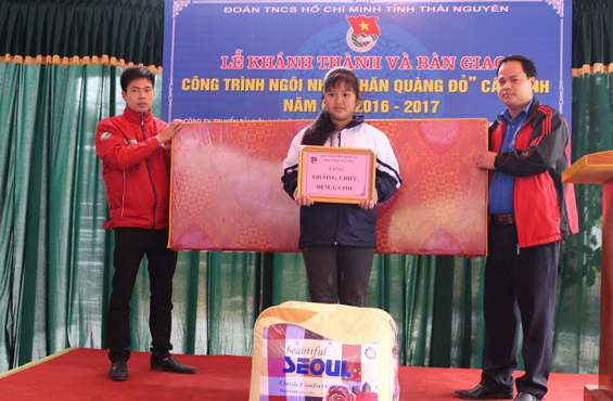 Nhiều phần quà ý nghĩa tặng học sinh có hoàn cảnh khó khăn