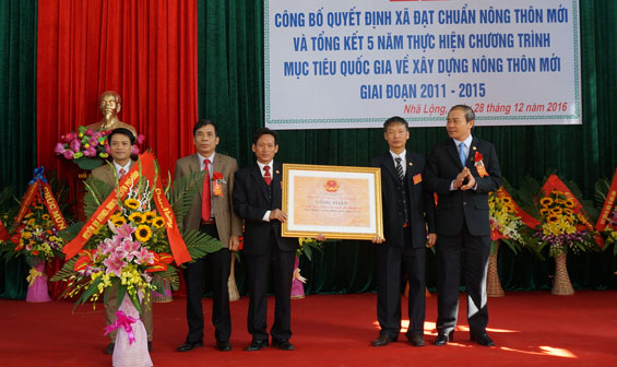 Đón Bằng công nhận xã đạt chuẩn nông thôn mới