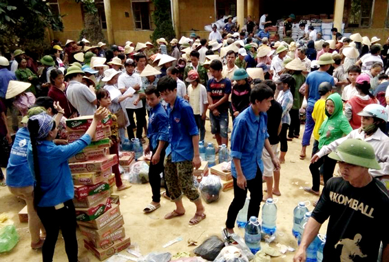 Quyên góp ủng hộ nhân dân các tỉnh miền Trung