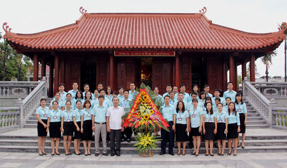 Dâng hương tưởng niệm Chủ tịch Hồ Chí Minh tại Nhà truyền thống